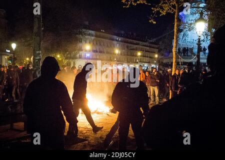 Am Eingang der U-Bahn-Station am Place de la Republique wird während eines Protestes der Bewegung Nuit Debout (Up All Night) gegen die von der französischen Regierung vorgeschlagene Arbeitsreform am 1. Mai 2016 in Paris, Frankreich, ein Feuer angezündet. Foto von Audrey Poree/ABACAPRESS.COM Stockfoto