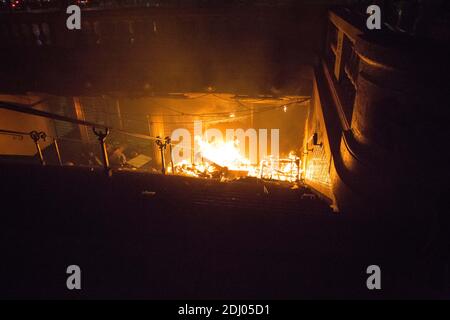 Am Eingang der U-Bahn-Station am Place de la Republique wird während eines Protestes der Bewegung Nuit Debout (Up All Night) gegen die von der französischen Regierung vorgeschlagene Arbeitsreform am 1. Mai 2016 in Paris, Frankreich, ein Feuer angezündet. Foto von Audrey Poree/ABACAPRESS.COM Stockfoto