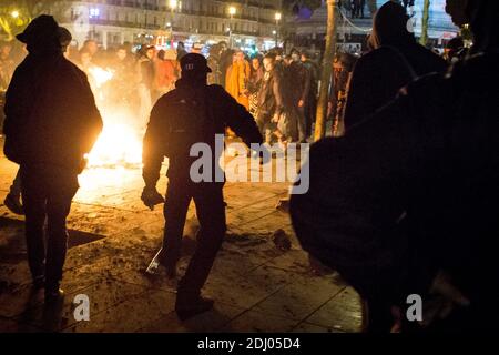 Am Eingang der U-Bahn-Station am Place de la Republique wird während eines Protestes der Bewegung Nuit Debout (Up All Night) gegen die von der französischen Regierung vorgeschlagene Arbeitsreform am 1. Mai 2016 in Paris, Frankreich, ein Feuer angezündet. Foto von Audrey Poree/ABACAPRESS.COM Stockfoto