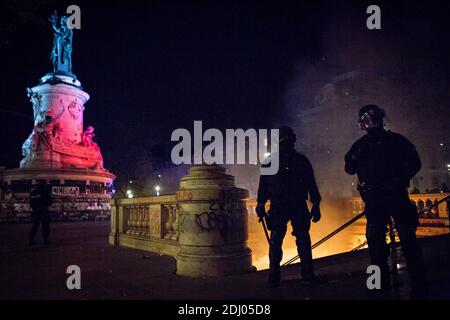 Am Eingang der U-Bahn-Station am Place de la Republique wird während eines Protestes der Bewegung Nuit Debout (Up All Night) gegen die von der französischen Regierung vorgeschlagene Arbeitsreform am 1. Mai 2016 in Paris, Frankreich, ein Feuer angezündet. Foto von Audrey Poree/ABACAPRESS.COM Stockfoto