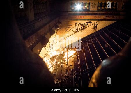 Am Eingang der U-Bahn-Station am Place de la Republique wird während eines Protestes der Bewegung Nuit Debout (Up All Night) gegen die von der französischen Regierung vorgeschlagene Arbeitsreform am 1. Mai 2016 in Paris, Frankreich, ein Feuer angezündet. Foto von Audrey Poree/ABACAPRESS.COM Stockfoto