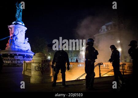 Am Eingang der U-Bahn-Station am Place de la Republique wird während eines Protestes der Bewegung Nuit Debout (Up All Night) gegen die von der französischen Regierung vorgeschlagene Arbeitsreform am 1. Mai 2016 in Paris, Frankreich, ein Feuer angezündet. Foto von Audrey Poree/ABACAPRESS.COM Stockfoto