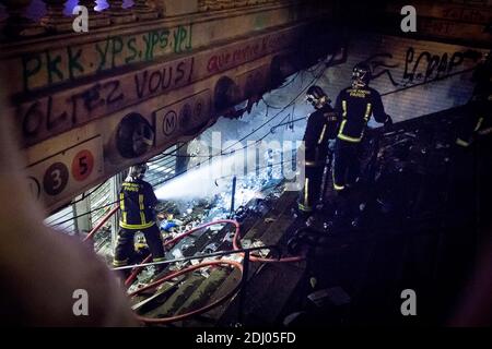 Am Eingang der U-Bahn-Station am Place de la Republique wird während eines Protestes der Bewegung Nuit Debout (Up All Night) gegen die von der französischen Regierung vorgeschlagene Arbeitsreform am 1. Mai 2016 in Paris, Frankreich, ein Feuer angezündet. Foto von Audrey Poree/ABACAPRESS.COM Stockfoto