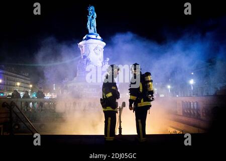 Am Eingang der U-Bahn-Station am Place de la Republique wird während eines Protestes der Bewegung Nuit Debout (Up All Night) gegen die von der französischen Regierung vorgeschlagene Arbeitsreform am 1. Mai 2016 in Paris, Frankreich, ein Feuer angezündet. Foto von Audrey Poree/ABACAPRESS.COM Stockfoto