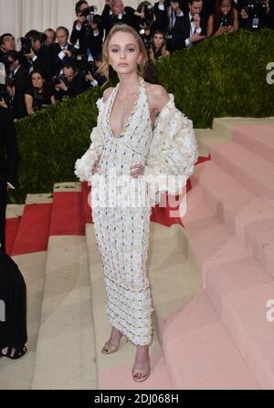 Lily-Rose Melody Depp nimmt an der Manus x Machina: Fashion in an Age of Technology Costume Institute Benefit Gala im Metropolitan Museum of Art am 2. Mai 2016 in New York City, NY, USA Teil. Sie trägt ein Kleid von Chanel. Foto von Lionel Hahn/ABACAPRESS.COM Stockfoto