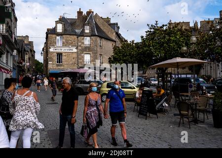 In der Bretagne, Tourismus als eine Krise von Covid-19. Dinan die 2020-08-01. En Bretagne, le tourisme en tant de crise du Covid-19. Dinan le 2020-08-01. Stockfoto