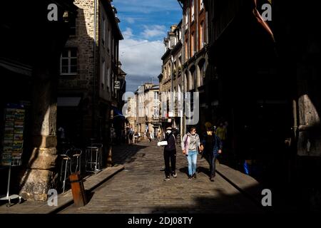 In der Bretagne, Tourismus als eine Krise von Covid-19. Dinan die 2020-08-01. En Bretagne, le tourisme en tant de crise du Covid-19. Dinan le 2020-08-01. Stockfoto