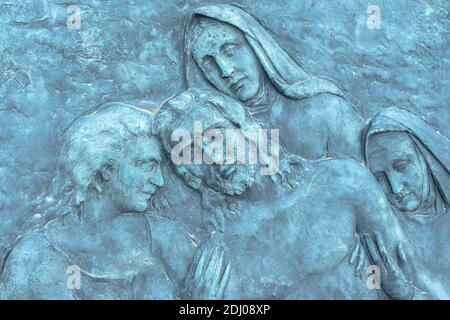 Schönes hellblaues Relief, das Jesus Christus und seinen Tod darstellt. Stockfoto