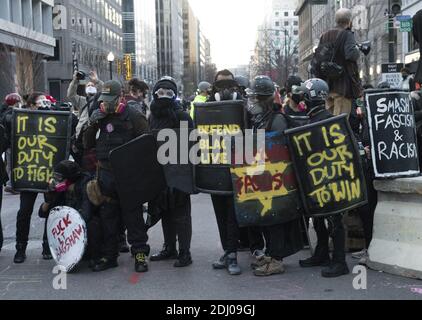 Washington, Usa. Dezember 2020. Gegendemonstler warten während einer Kundgebung zur Unterstützung von Präsident Trump in Washington, DC am Samstag, dem 12. Dezember 2020, in der Nähe des Black Lives Matter Plaza. Große Gruppen von Anhängern von Präsident Donald Trump marschieren auf die Hauptstadt der Nation, während sie ohne Beweise behaupten, dass der designierte Präsident Joe Biden die US-Wahl von Donald Trump gestohlen habe. Foto von Kevin Dietsch/UPI Kredit: UPI/Alamy Live News Stockfoto