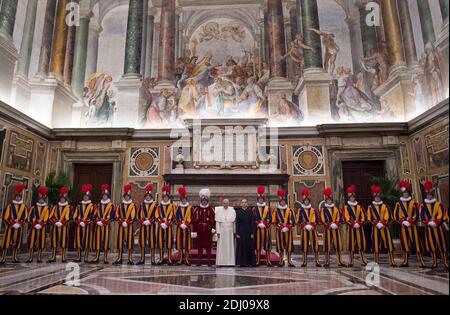 Papst Franziskus empfing am 7. Mai 2016 Offiziere und Soldaten der Päpstlichen Schweizergarde in der Clementinen-Halle im Vatikan, einen Tag nachdem neue Mitglieder des Korps ihren Treueid abgelegt hatten und in den aktiven Dienst geschworen wurden. Papst Franziskus erinnerte an den Geist des treuen Dienstes, der das große Erbe des Opfers und Heldentums in seinen Ausführungen an neue Rekruten und ihre Familien belebt. Die Schweizergarde hält jedes Jahr am 6. Mai ihre Vereidigung ab, um den Tag im Jahr 1527 zu feiern, an dem 147 Mitglieder ihres Korps ihr Leben in einer verzweifelten Rückgarde-Aktion gaben, die Papst Cle erlaubte Stockfoto