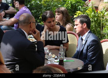 Der französische Premierminister Manuel Valls, der französische Bildungsminister Najat Vallaud-Belkacem und der französische Minister für europäische Angelegenheiten Harlem Desir sitzen am 8. Mai 2016 auf der Terrasse des George V Cafés auf der Avenue des Champs-Elysees in Paris. Nach einer Zeremonie anlässlich des 71. Jahrestages des Sieges über Nazi-Deutschland während des Zweiten Weltkriegs in Paris. Foto von Somer/ABACAPRESS.COM Stockfoto