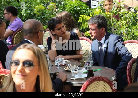 Der französische Premierminister Manuel Valls, der französische Bildungsminister Najat Vallaud-Belkacem und der französische Minister für europäische Angelegenheiten Harlem Desir sitzen am 8. Mai 2016 auf der Terrasse des George V Cafés auf der Avenue des Champs-Elysees in Paris. Nach einer Zeremonie anlässlich des 71. Jahrestages des Sieges über Nazi-Deutschland während des Zweiten Weltkriegs in Paris. Foto von Somer/ABACAPRESS.COM Stockfoto