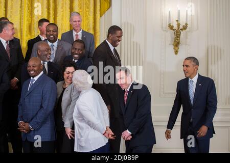 US-Präsident Barack Obama begrüßt ehemalige Spieler und Mitarbeiter der NCAA National Basketball Championship North Carolina State Wolfpack 1983 im East Room des Weißen Hauses in Washington, DC, USA, 09. Mai 2016. Der Präsident und Vizepräsident trafen sich kurz mit Mitgliedern des Teams und ihren Familien im East Room. Das Team war bisher nicht in der Lage, das Weiße Haus zu besuchen, um für ihre Meisterschaft anerkannt zu werden. Foto von Pool/ABACAPRESS.COM Stockfoto