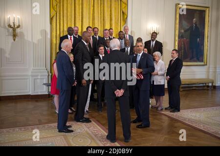 US-Präsident Barack Obama begrüßt zusammen mit Vizepräsident Joseph Biden (L) ehemalige Spieler und Mitarbeiter der NCAA National Basketball Championship North Carolina State Wolfpack 1983 im East Room des Weißen Hauses in Washington, DC, USA, 09. Mai 2016. Der Präsident und Vizepräsident trafen sich kurz mit Mitgliedern des Teams und ihren Familien im East Room. Das Team war bisher nicht in der Lage, das Weiße Haus zu besuchen, um für ihre Meisterschaft anerkannt zu werden. Foto von Pool/ABACAPRESS.COM Stockfoto