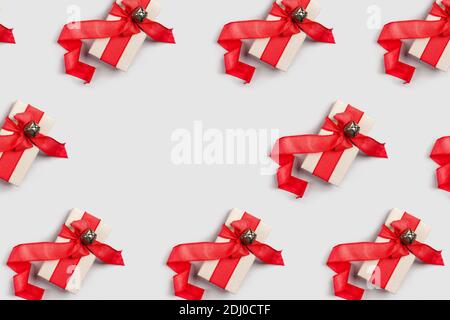 Rahmen mit Geschenkbox mit rotem Band auf grauem Hintergrund. Stockfoto