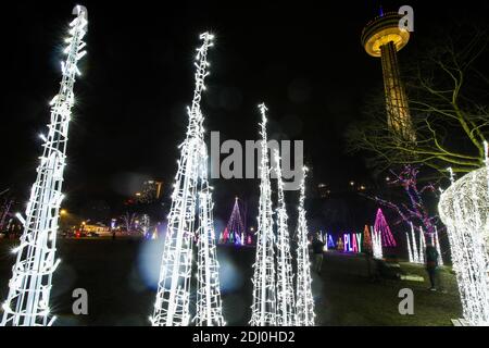 11. Dezember 2020, Niagara Falls, Ontario, Kanada. Über 3 Millionen Lichter bedecken den Niagara Pkwy für 8 Kilometer beim Winter Festival of Lights in Niagara Fal Stockfoto