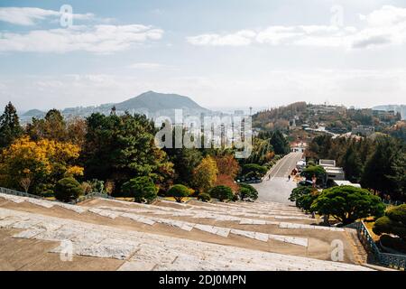 Herbstlandschaft des Democracy Park und Busan Stadtbild vom Jungang Park (Daecheong Park) in Busan, Korea Stockfoto