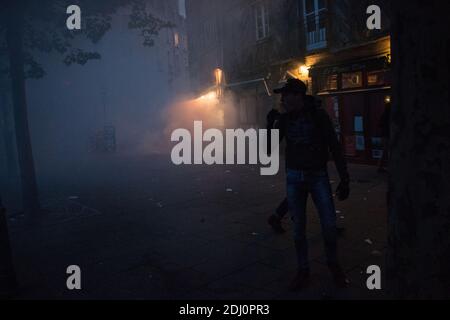 Demonstranten der Nuit Debout-Bewegung laufen am 14. Mai 2016 während eines Protestes der Nuit-Entlarvungsbewegung vor Tränengas in Rennes, Westfrankreich, fort. Die jugendgeführte Nuit-Entlarvungsbewegung begann am 31. März, um gegen die von der französischen Regierung vorgeschlagenen Arbeitsreformen zu protestieren und hat sich seitdem zu einer Reihe von Missständen entwickelt, von der Not der Migranten bis zur Steuerhinterziehung. Foto von Vincent Feuray/ABACAPRESS.COM Stockfoto