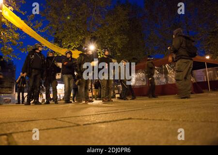 Demonstranten der Nuit Debout-Bewegung laufen am 14. Mai 2016 während eines Protestes der Nuit-Entlarvungsbewegung vor Tränengas in Rennes, Westfrankreich, fort. Die jugendgeführte Nuit-Entlarvungsbewegung begann am 31. März, um gegen die von der französischen Regierung vorgeschlagenen Arbeitsreformen zu protestieren und hat sich seitdem zu einer Reihe von Missständen entwickelt, von der Not der Migranten bis zur Steuerhinterziehung. Foto von Vincent Feuray/ABACAPRESS.COM Stockfoto