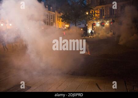 Demonstranten der Nuit Debout-Bewegung laufen am 14. Mai 2016 während eines Protestes der Nuit-Entlarvungsbewegung vor Tränengas in Rennes, Westfrankreich, fort. Die jugendgeführte Nuit-Entlarvungsbewegung begann am 31. März, um gegen die von der französischen Regierung vorgeschlagenen Arbeitsreformen zu protestieren und hat sich seitdem zu einer Reihe von Missständen entwickelt, von der Not der Migranten bis zur Steuerhinterziehung. Foto von Vincent Feuray/ABACAPRESS.COM Stockfoto