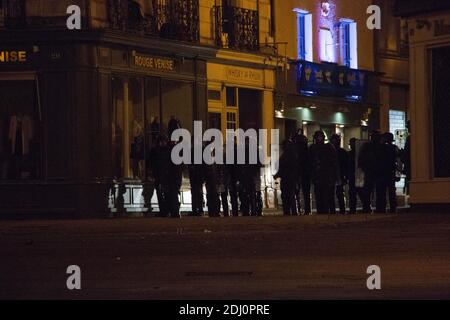 Demonstranten der Nuit Debout-Bewegung laufen am 14. Mai 2016 während eines Protestes der Nuit-Entlarvungsbewegung vor Tränengas in Rennes, Westfrankreich, fort. Die jugendgeführte Nuit-Entlarvungsbewegung begann am 31. März, um gegen die von der französischen Regierung vorgeschlagenen Arbeitsreformen zu protestieren und hat sich seitdem zu einer Reihe von Missständen entwickelt, von der Not der Migranten bis zur Steuerhinterziehung. Foto von Vincent Feuray/ABACAPRESS.COM Stockfoto