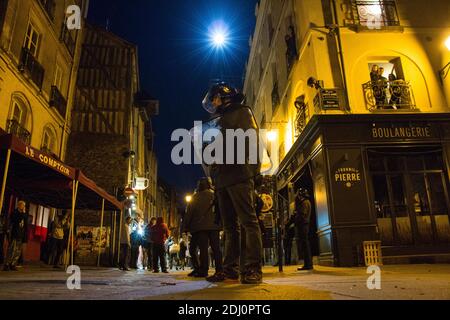 Demonstranten der Nuit Debout-Bewegung laufen am 14. Mai 2016 während eines Protestes der Nuit-Entlarvungsbewegung vor Tränengas in Rennes, Westfrankreich, fort. Die jugendgeführte Nuit-Entlarvungsbewegung begann am 31. März, um gegen die von der französischen Regierung vorgeschlagenen Arbeitsreformen zu protestieren und hat sich seitdem zu einer Reihe von Missständen entwickelt, von der Not der Migranten bis zur Steuerhinterziehung. Foto von Vincent Feuray/ABACAPRESS.COM Stockfoto