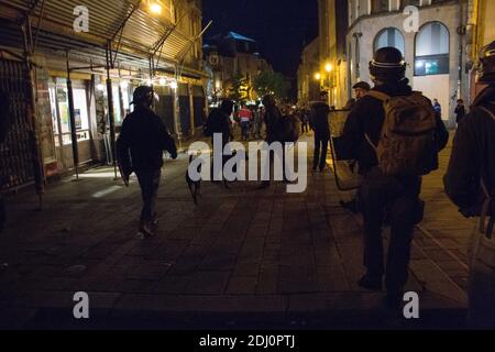 Demonstranten der Nuit Debout-Bewegung laufen am 14. Mai 2016 während eines Protestes der Nuit-Entlarvungsbewegung vor Tränengas in Rennes, Westfrankreich, fort. Die jugendgeführte Nuit-Entlarvungsbewegung begann am 31. März, um gegen die von der französischen Regierung vorgeschlagenen Arbeitsreformen zu protestieren und hat sich seitdem zu einer Reihe von Missständen entwickelt, von der Not der Migranten bis zur Steuerhinterziehung. Foto von Vincent Feuray/ABACAPRESS.COM Stockfoto