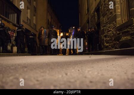 Demonstranten der Nuit Debout-Bewegung laufen am 14. Mai 2016 während eines Protestes der Nuit-Entlarvungsbewegung vor Tränengas in Rennes, Westfrankreich, fort. Die jugendgeführte Nuit-Entlarvungsbewegung begann am 31. März, um gegen die von der französischen Regierung vorgeschlagenen Arbeitsreformen zu protestieren und hat sich seitdem zu einer Reihe von Missständen entwickelt, von der Not der Migranten bis zur Steuerhinterziehung. Foto von Vincent Feuray/ABACAPRESS.COM Stockfoto