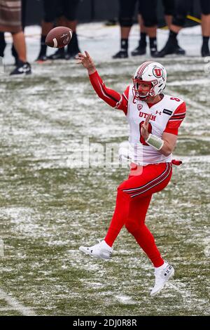 12. Dezember 2020: Utah Utes Quarterback Jake Bentley (8) macht einen Pass im Fußballspiel zwischen Colorado und Utah im Folsom Field in Boulder, CO. Utah sammelte sich, um die Büffel 38-21 zu schlagen. Derek Regensburger/CSM. Stockfoto