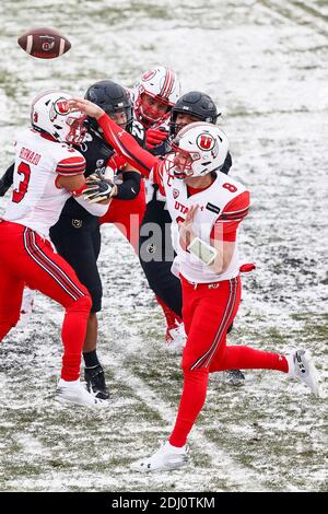 12. Dezember 2020: Utah Utes Quarterback Jake Bentley (8) wirft einen Pass im Fußballspiel zwischen Colorado und Utah auf dem Folsom Field in Boulder, CO. Utah sammelte sich, um die Büffel 38-21 zu schlagen. Derek Regensburger/CSM. Stockfoto