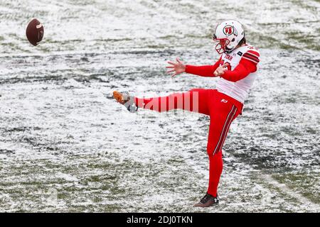 12. Dezember 2020: Utah Utes-Spieler Ben Lennon (33) schlägt den Ball in der ersten Hälfte des Fußballspiels zwischen Colorado und Utah auf dem Folsom Field in Boulder, CO. Utah sammelte sich, um die Büffel 38-21 zu schlagen. Derek Regensburger/CSM. Stockfoto