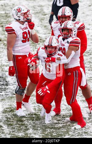 12. Dezember 2020: Utah Utes Sicherheit Nate Ritchie (6) wird von Teamkollege Utah Utes Linebacker Nephi Sewell (29) nach einem großen defensiven Spiel im Fußballspiel zwischen Colorado und Utah auf Folsom Field in Boulder, CO. Utah sammelte, um die Büffel zu schlagen 38-21. Derek Regensburger/CSM. Stockfoto