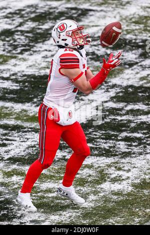 12. Dezember 2020: Utah Utes Wide Receiver Britain Covey (18) fängt einen Kickoff im Fußballspiel zwischen Colorado und Utah im Folsom Field in Boulder, CO. Utah sammelte sich, um die Büffel 38-21 zu schlagen. Derek Regensburger/CSM. Stockfoto