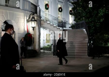 Washington, DC, USA. Dezember 2020. US-Präsident Donald J. Trump betritt das Weiße Haus nach seiner Rückkehr nach Washington, DC, USA, am Samstag, den 12. Dezember 2020. Quelle: Yuri Gripas/Pool via CNP Quelle: dpa/Alamy Live News Stockfoto