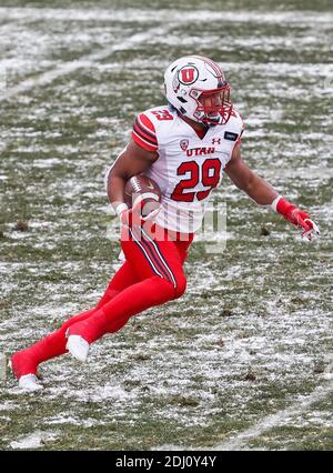 12. Dezember 2020: Utah Utes Linebacker Nephi Sewell (29) gibt den Ball zurück, nachdem er in der zweiten Hälfte des Fußballspiels zwischen Colorado und Utah im Folsom Field in Boulder eine Abhörung gemacht hat. Utah hat sich zusammengeschlossen, um die Büffel 38-21 zu schlagen. Derek Regensburger/CSM. Stockfoto