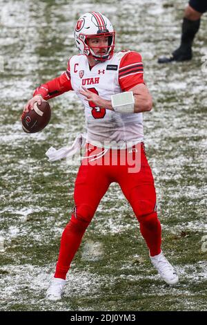 12. Dezember 2020: Utah Utes Quarterback Jake Bentley (8) dreht sich um das Fußballspiel zwischen Colorado und Utah im Folsom Field in Boulder, CO. Utah sammelte sich, um die Büffel 38-21 zu schlagen. Derek Regensburger/CSM. Stockfoto