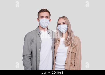 Paar Trägt Medizinische Maske Isoliert. Mann und Frau umarmen, Liebhaber, Freunde, Paar, Virus-Konzept Stockfoto