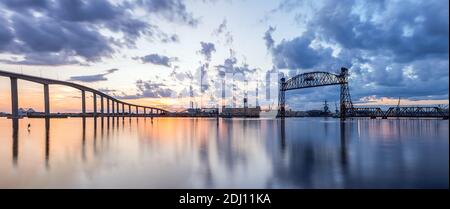 Hochauflösende Panoramafotographie des Elizabeth River in Virginia Mit der Jordan Bridge bei Sonnenuntergang Stockfoto