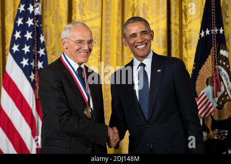 L-R Dr. Arthur Gossard von der University of California schüttelt die Hände mit Präsident Barack Obama, nachdem er die National Medal of Technology and Innovation erhalten hatte, während einer Zeremonie im East Room des Weißen Hauses am 19. Mai 2016 in Washington, DC, USA. Die National Medal of Science wurde 1959 gegründet und zeichnet Personen aus, die herausragende Beiträge zu Wissenschaft und Technik geleistet haben. Die National Medal of Technology and Innovation, die 1980 ins Leben gerufen wurde, würdigt diejenigen, die zur Wettbewerbsfähigkeit und Lebensqualität Amerikas beigetragen haben und die Technologi des Landes gestärkt haben Stockfoto