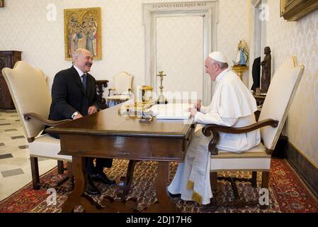 Papst Franziskus trifft sich am 21. Mai 2016 mit dem weißrussischen Präsidenten Alexander Lukaschenko im Vatikan. Foto von ABACAPRESS.COM Stockfoto