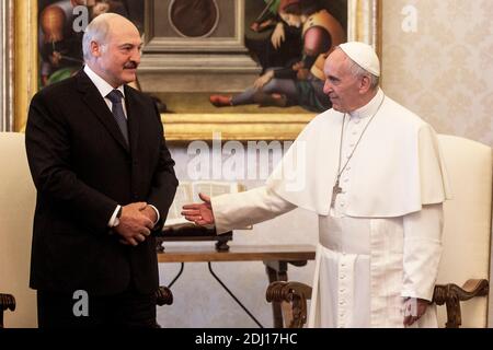 Papst Franziskus trifft sich am 21. Mai 2016 mit dem weißrussischen Präsidenten Alexander Lukaschenko im Vatikan. Foto von ABACAPRESS.COM Stockfoto