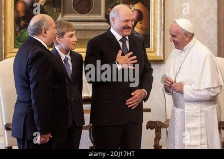 Papst Franziskus trifft am 21. Mai 2016 im Vatikan den weißrussischen Präsidenten Alexander Lukaschenko und seinen Sohn Nikolai. Foto von ABACAPRESS.COM Stockfoto