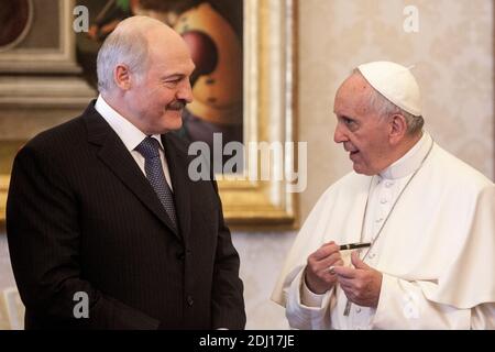 Papst Franziskus trifft sich am 21. Mai 2016 mit dem weißrussischen Präsidenten Alexander Lukaschenko im Vatikan. Foto von ABACAPRESS.COM Stockfoto