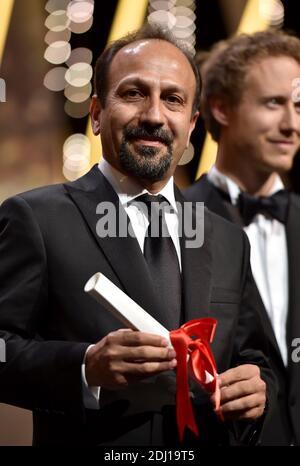 Datei Foto - der iranische Regisseur Asghar Farhadi auf der Bühne, nachdem er am 22. Mai 2016 in Cannes, Frankreich, mit dem Preis für das beste Drehbuch ausgezeichnet wurde. Der iranische Regisseur Asghar Farhadi, dessen Film der Verkäufer für den fremdsprachigen Film Oscar nominiert ist, hat eine Erklärung abgegeben, dass er nicht an den Oscars teilnehmen wird, auch wenn Ausnahmen gemacht werden, um ihm den Eintritt in das US-Foto von Lionel Hahn/ABACAPRESS.COM zu ermöglichen Stockfoto
