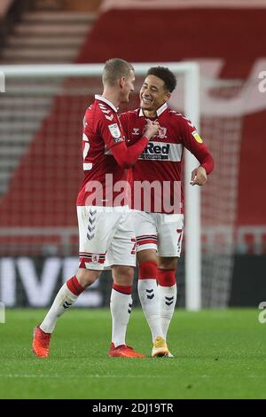 MIDDLESBROUGH, ENGLAND. 12. DEZEMBER Marcus Tavernier aus Middlesbrough feiert mit George Saville nach seinem zweiten Tor während des Sky Bet Championship-Spiels zwischen Middlesbrough und Millwall im Riverside Stadium, Middlesbrough am Samstag, 12. Dezember 2020. (Kredit: Mark Fletcher, Mi News) Kredit: MI Nachrichten & Sport /Alamy Live Nachrichten Stockfoto