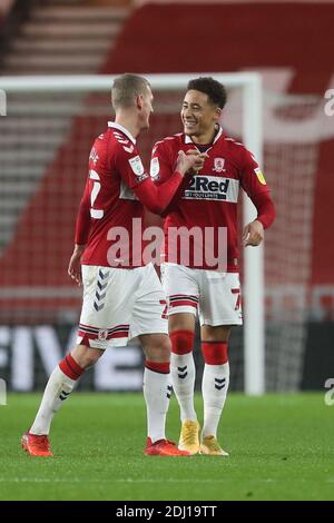 MIDDLESBROUGH, ENGLAND. 12. DEZEMBER Marcus Tavernier aus Middlesbrough feiert mit George Saville nach seinem zweiten Tor während des Sky Bet Championship-Spiels zwischen Middlesbrough und Millwall im Riverside Stadium, Middlesbrough am Samstag, 12. Dezember 2020. (Kredit: Mark Fletcher, Mi News) Kredit: MI Nachrichten & Sport /Alamy Live Nachrichten Stockfoto