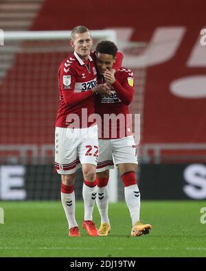 MIDDLESBROUGH, ENGLAND. 12. DEZEMBER Marcus Tavernier aus Middlesbrough feiert mit George Saville nach seinem zweiten Tor während des Sky Bet Championship-Spiels zwischen Middlesbrough und Millwall im Riverside Stadium, Middlesbrough am Samstag, 12. Dezember 2020. (Kredit: Mark Fletcher, Mi News) Kredit: MI Nachrichten & Sport /Alamy Live Nachrichten Stockfoto