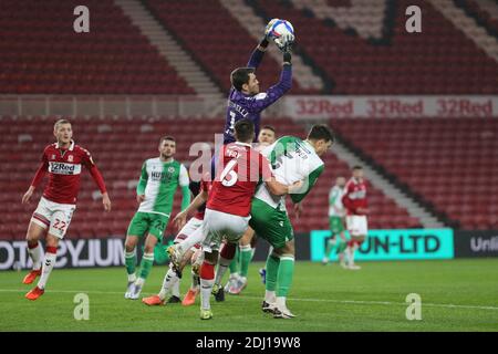 MIDDLESBROUGH, ENGLAND. 12. DEZEMBER Marcus Bettinelli von Middlesbrough behauptet einen hohen Ball unter Druck von Jake Cooper von Millwall während des Sky Bet Championship-Spiels zwischen Middlesbrough und Millwall im Riverside Stadium, Middlesbrough am Samstag, 12. Dezember 2020. (Kredit: Mark Fletcher, Mi News) Kredit: MI Nachrichten & Sport /Alamy Live Nachrichten Stockfoto