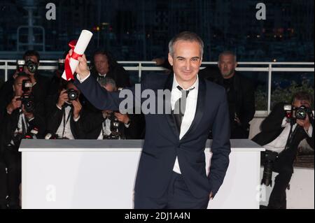 Regisseur Olivier Assayas posiert, nachdem er am 22. Mai 2016 bei den 69. Filmfestspielen von Cannes in Cannes, Frankreich, den Preis für die beste Regie für den Film "Personal Shopper" erhalten hat. Foto von Nicolas Genin/ABACAPRESS.COM Stockfoto