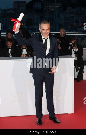 Regisseur Olivier Assayas posiert, nachdem er am 22. Mai 2016 bei den 69. Filmfestspielen von Cannes in Cannes, Frankreich, den Preis für die beste Regie für den Film "Personal Shopper" erhalten hat. Foto von Nicolas Genin/ABACAPRESS.COM Stockfoto